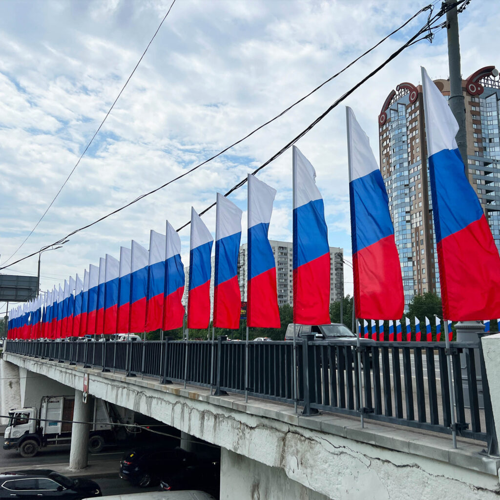 Праздничное оформление моста флагами